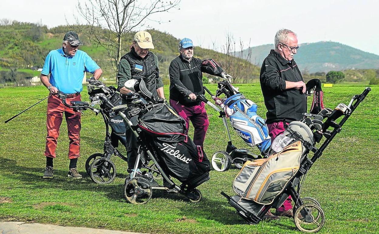 Un grupo de aficionados ayer en el campo de golf de La Arboleda. 