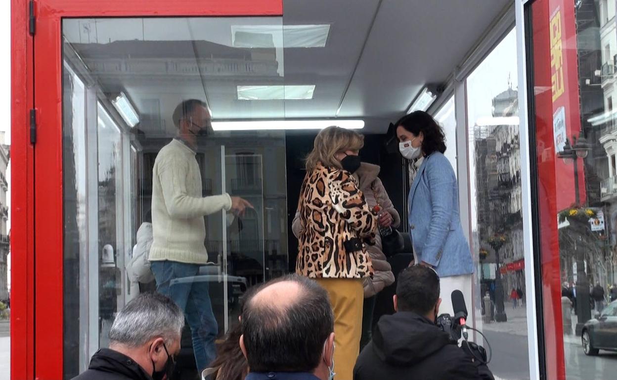 Isabel Díaz Ayuso y María Teresa Campos esta tarde en el estreno de 'La Campos móvil'.