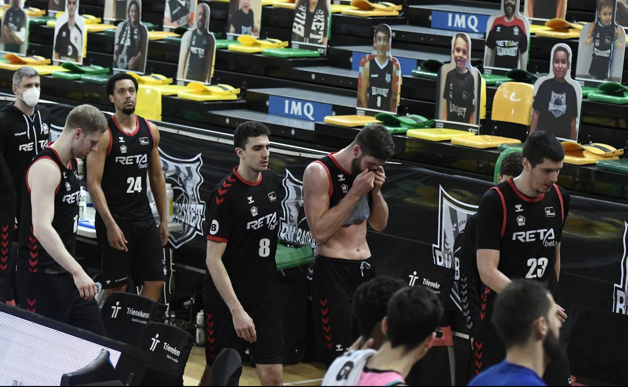 Los jugadores del RETAbet se retiran al vestuario tras la derrota frente al Barcelona en Miribilla. 