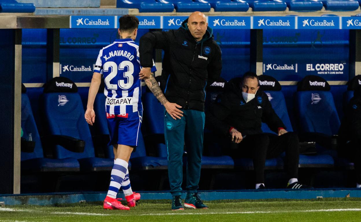 Abelardo saluda a Ximo Navarro en el cambio del defensa albiazul.