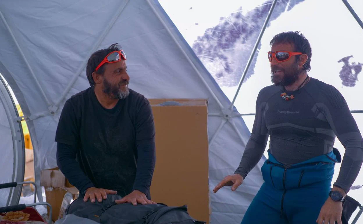 Eneko Garamendi, cocinero de la expedición, y Alex Txikon durante el desmontaje del campo base.