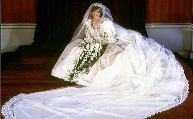 Imagen principal - Arriba, Lady Di el día de su boda. Abajo, a la izquierda, bailando con Travolta en la Casa Blanca y, a la derecha, con el conocido como 'vestido de la venganza'. 