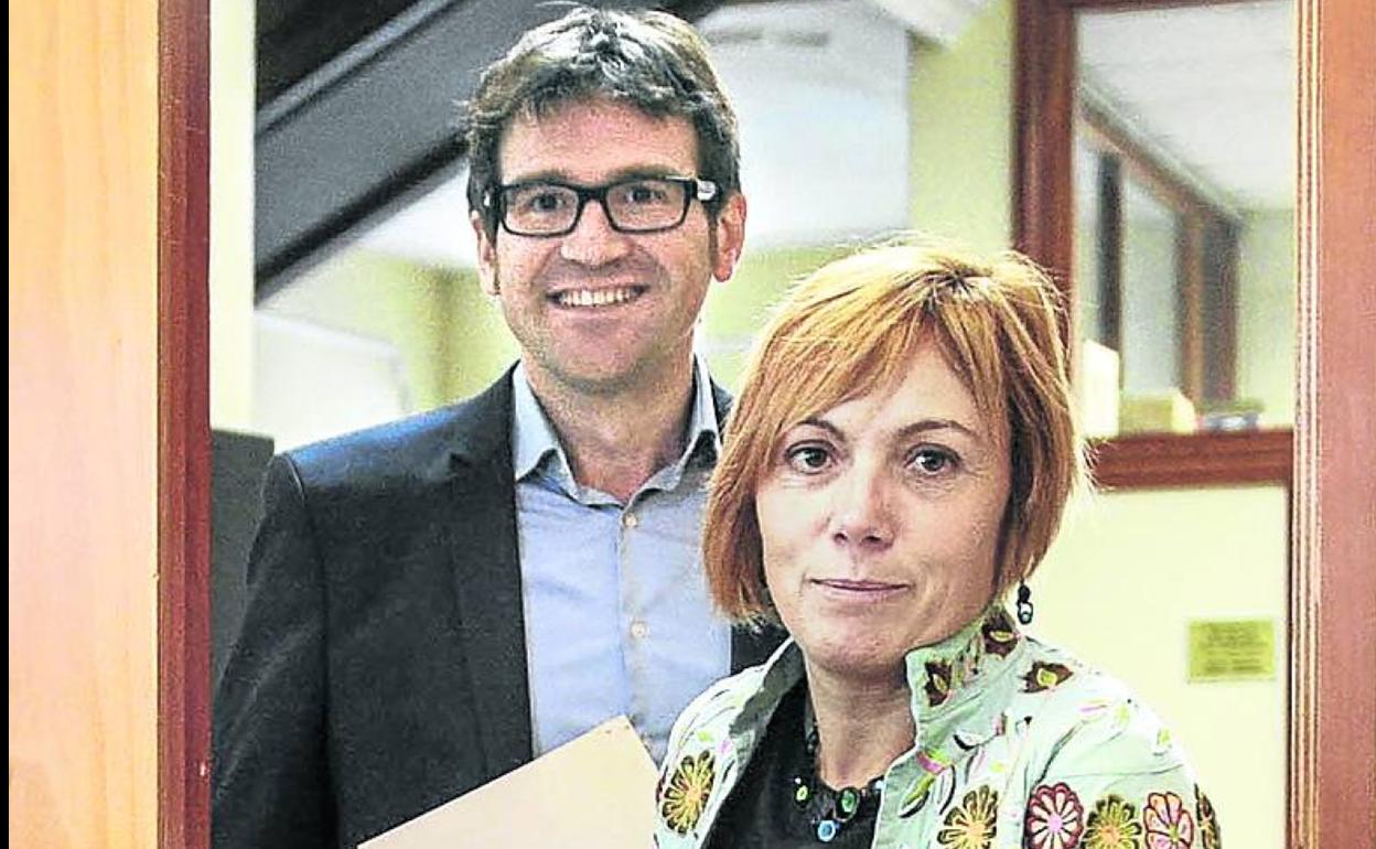 El alcalde Urtaran, con la exportavoz de Bildu Miren Larrion.