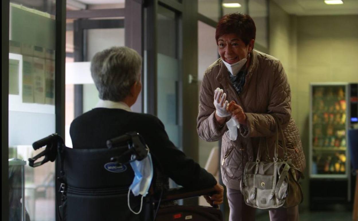 Las residencias permiten desde este martes que los mayores salgan cuatro veces por semana