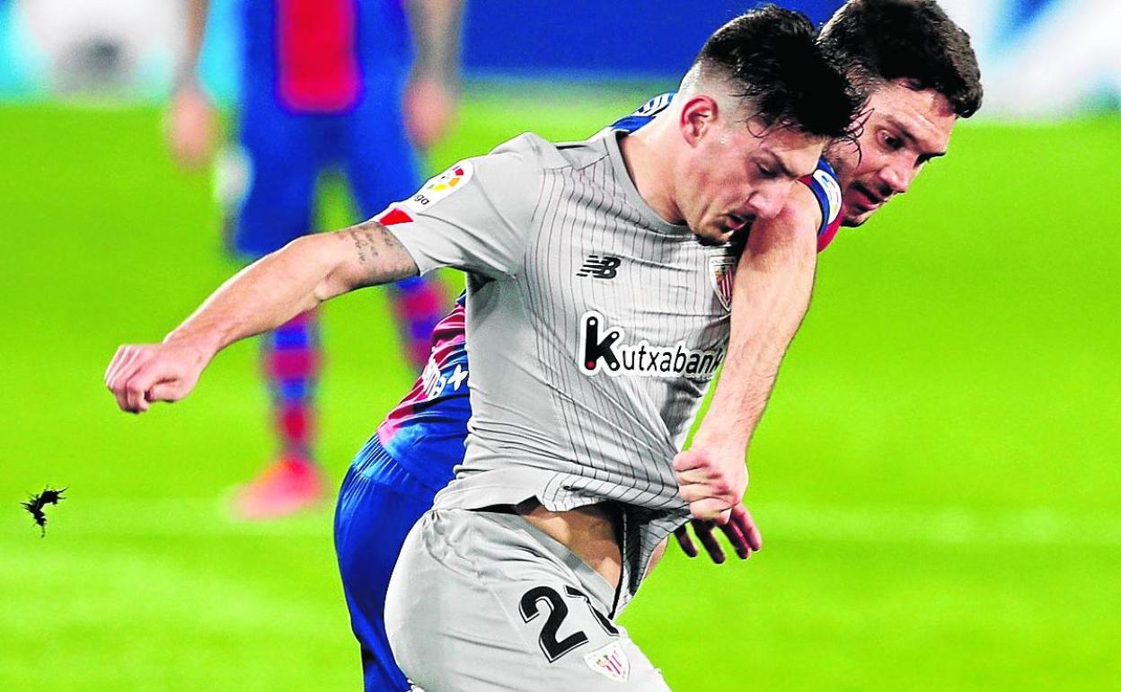 Unai Vencedor pelea por un balón con el jugador del Levante Roger Martí.