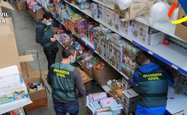 La Guardia Civil requisa 26.166 juguetes falsificados en Bizkaia