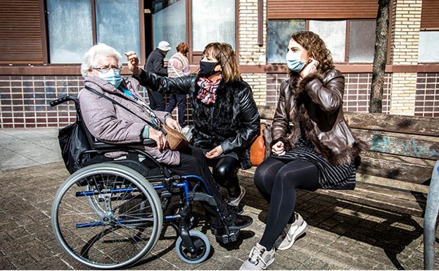 Rosario, de 94 años, con su nuera Teresa y su nieta Izaskun. 