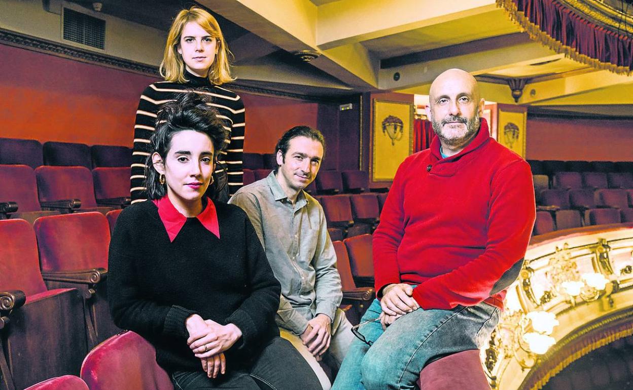 Las actrices Ainhoa Artetxe y Graciela Doniz junto al director Borja Ruiz y el autor Javier Liñera. 