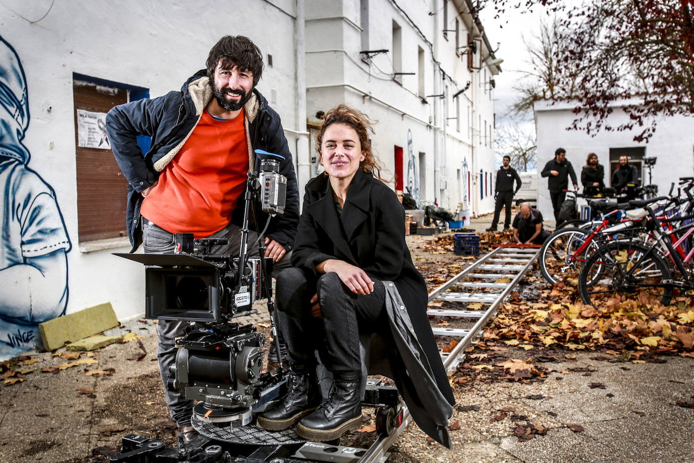 La actriz vitoriana Patricia López Arnaiz es la gran favorita para alzar la estatuilla a mejor actriz protagonista en los Premios Goya 2021. En la foto, posa junto a Mikel Losada, que interpreta a su exmarido en el filme, durante el rodaje de la película en el barrio 'okupa' de Errekaleor; una de las localizaciones de 'Ane'.