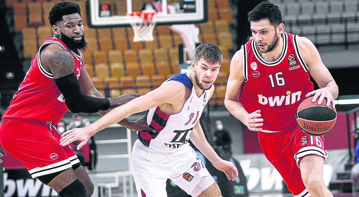 Giedraitis persigue a Papnikolau tras el bloque de Hassan Martin en el partido de la primera vuelta