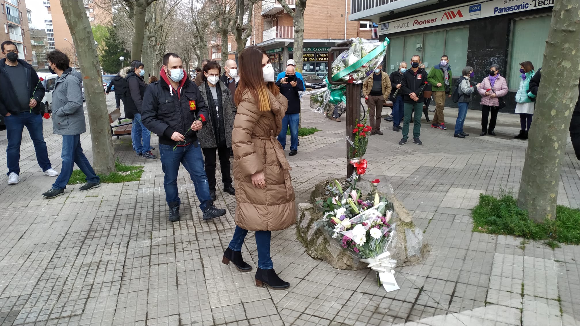 Representantes de Ezker Anitza-IU y de Elkarrekin Podemos han sido los primeros en rendir tributo a las víctimas, un homenaje en el que, entre otros, ha participado la parlamentaria y portavoz de la coalición morada Miren Gorrotxategi. Junto a ella, José Damián García, procurador en las Juntas Generales de Álava.