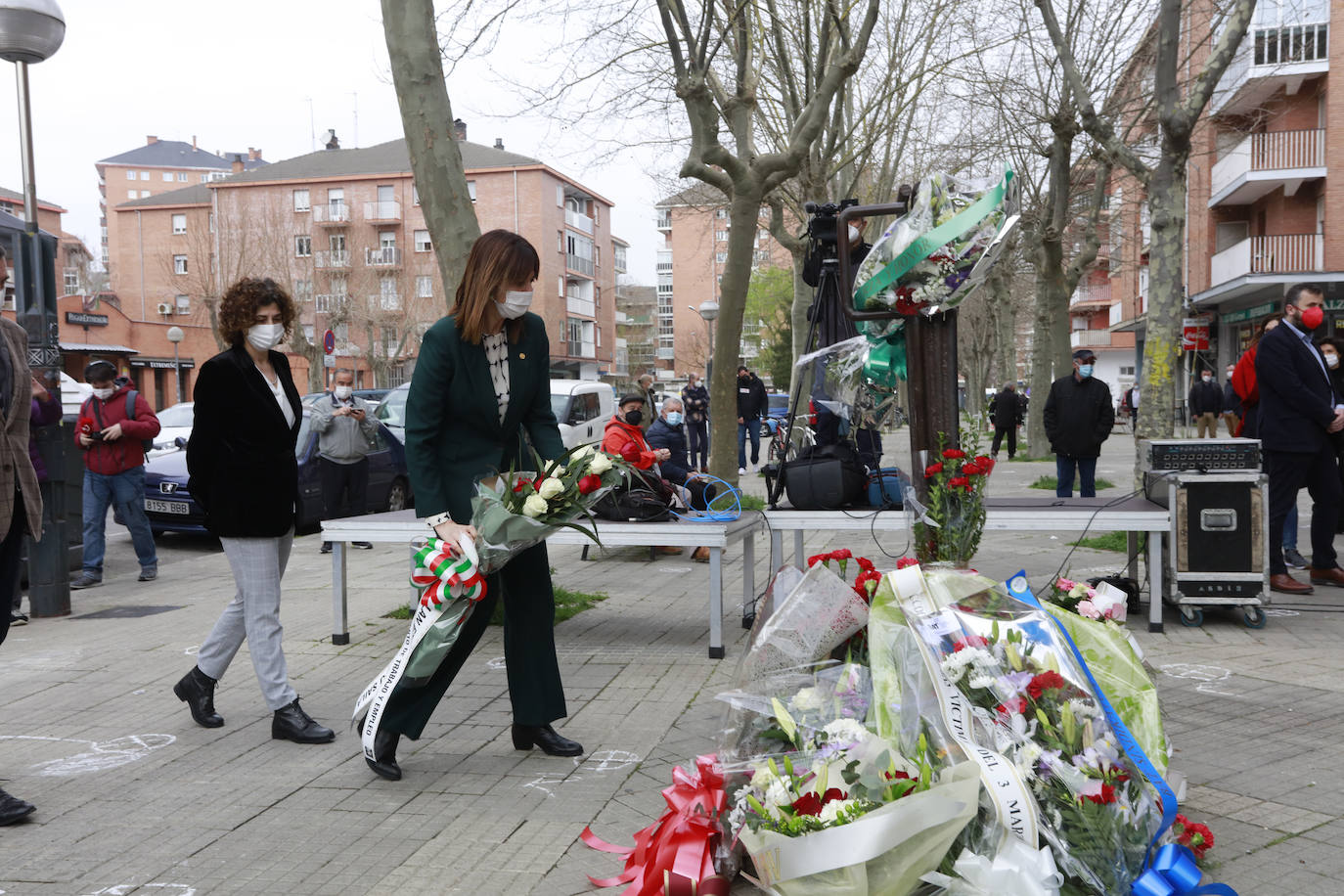 En el acto ha estado presente la vicelehendakari y secretaria general del PSE, Idoia Mendia, que ha realizado la ofrenda floral en recuerdo a las víctimas del 3 de marzo de 1976 acompañada por la viceconsejera de Trabajo, Elena Pérez Barredo, y el viceconsejero de Empleo, Alfonso Gurpegui.