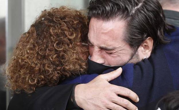 Bustamante abraza a la madre de Alex Casademunt.