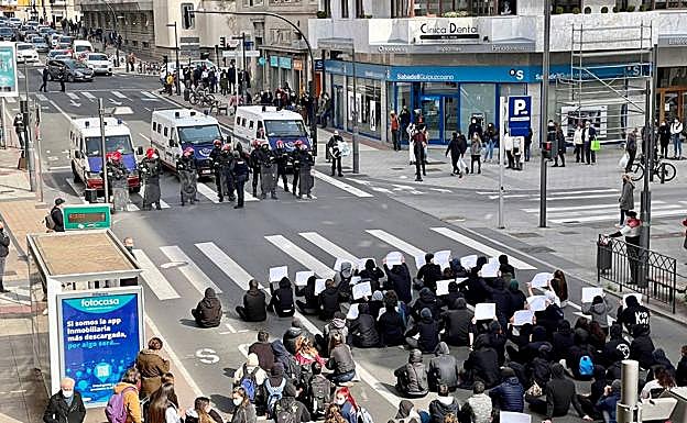 Los jóvenes se han sentado en la calzada y han cortado la calle La Paz.