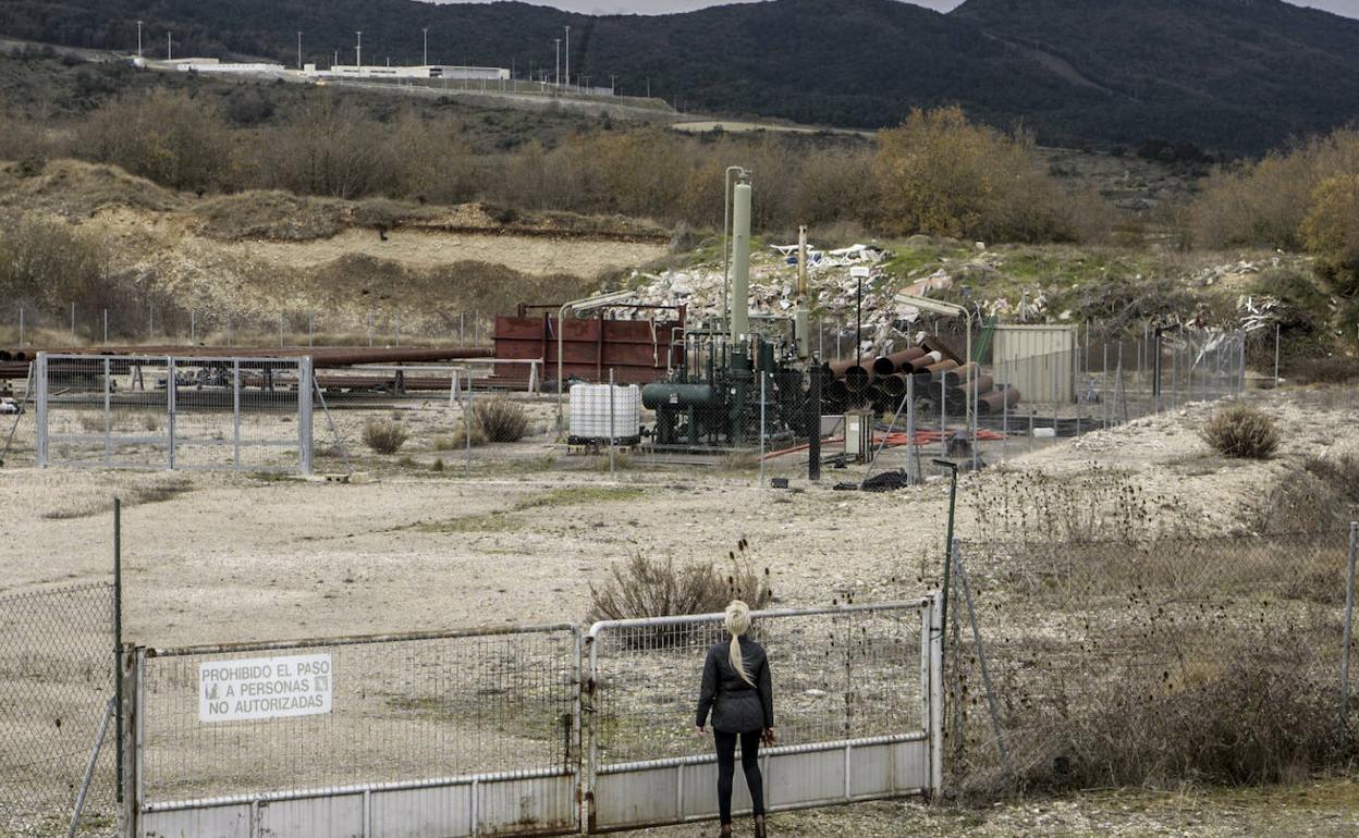 Una mujer observa los restos de una exploración anterior en Subijana, pozo que se sondeó en 1997.