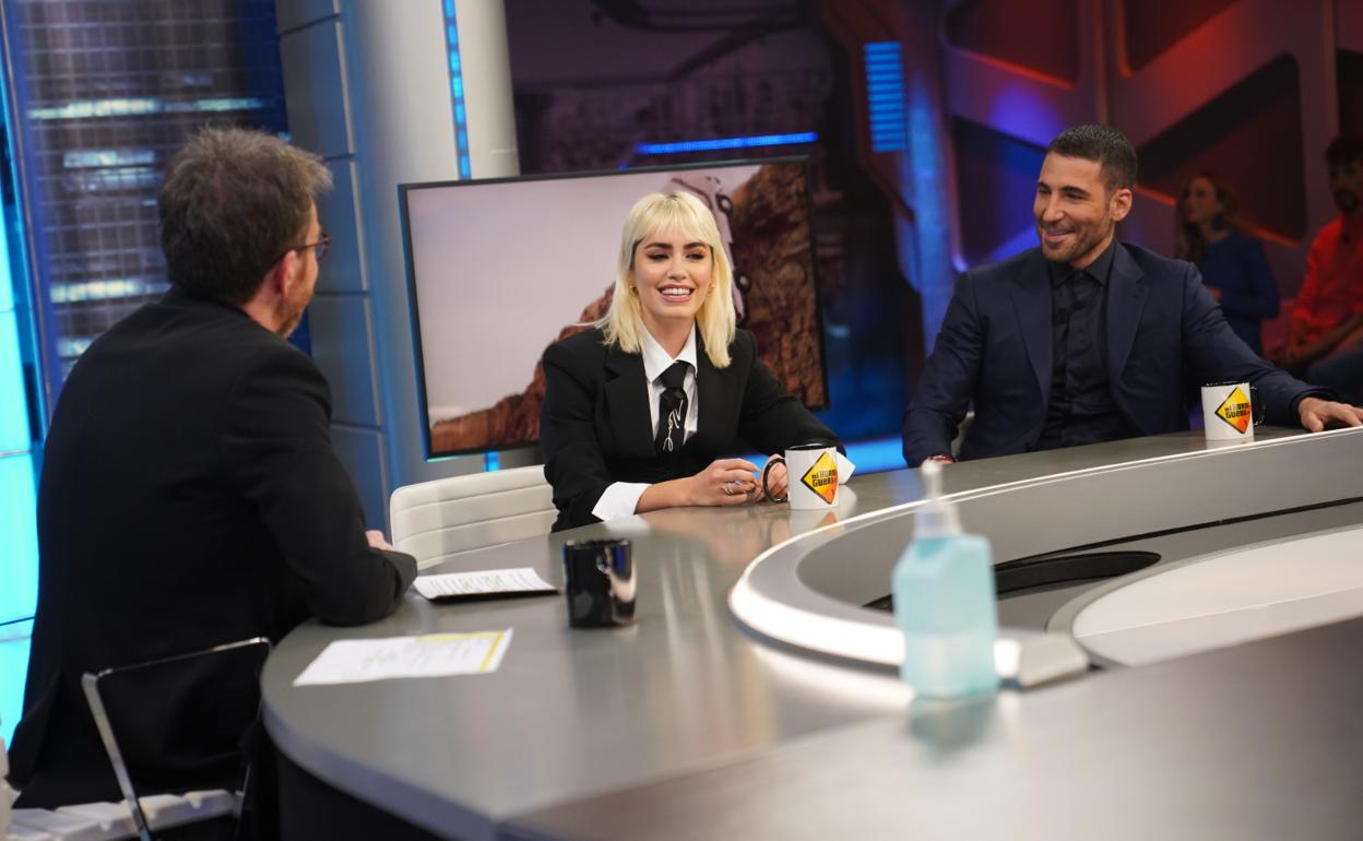 Miguel Ángel Silvestre y Lali en El Hormiguero: Miguel Ángel Silvestre y el peligroso rodaje de 'Sky Rojo' con seis perros: «Me bailaron los tobillos»