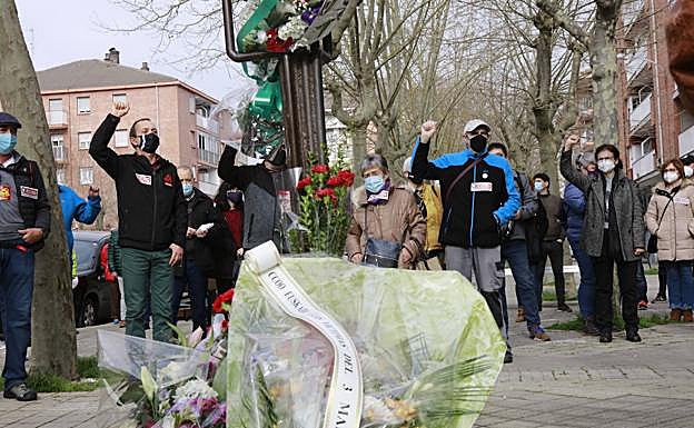 Representantes del sindicato CCOO, junto al monolito.