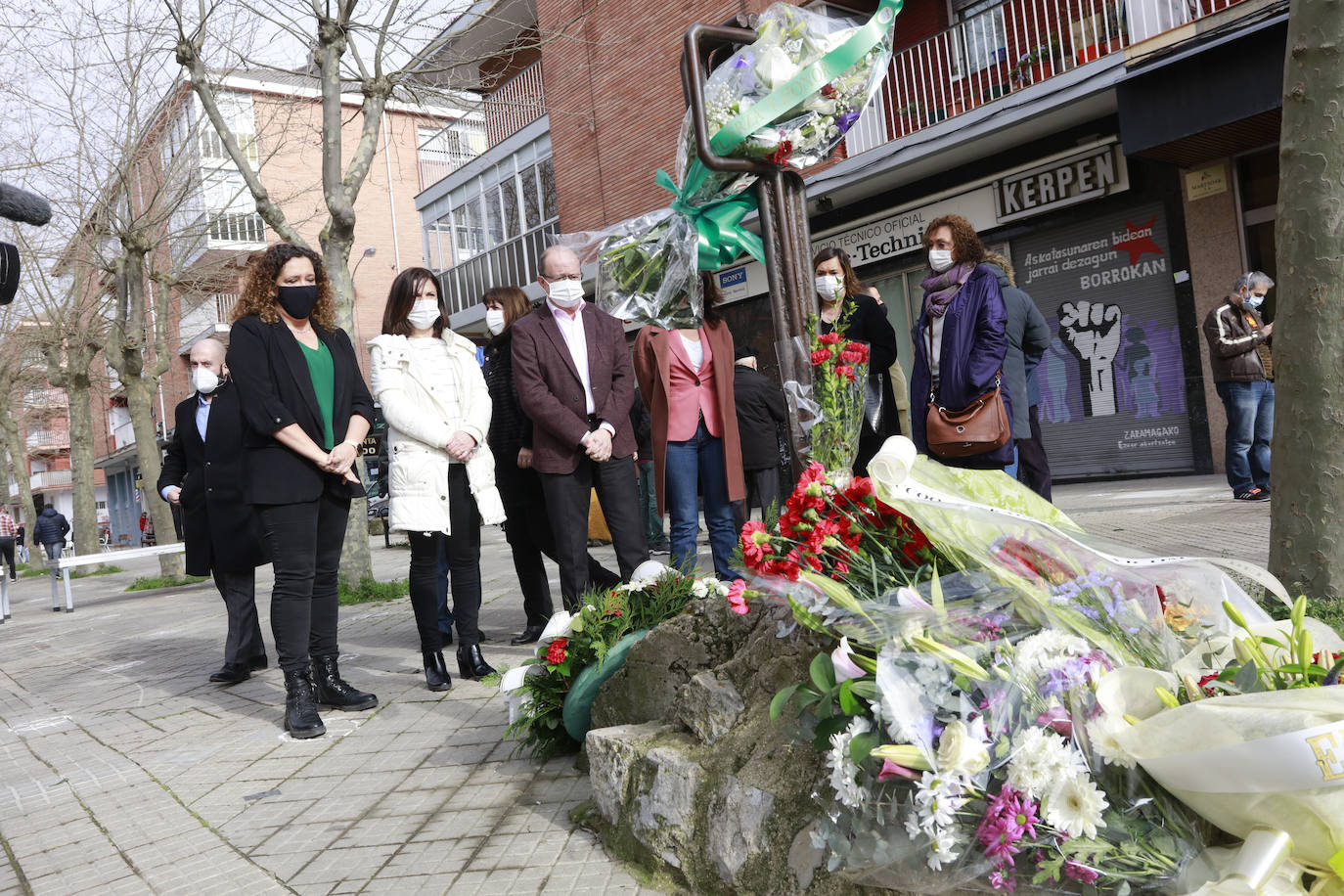 También ha depositado flores junto al monolito alzado en recuerdo a las víctimas la consejera de Igualdad, Justicia y Políticas Sociales del Gobierno Vasco, Beatriz Artolazabal, que ha estado acompañada por el viceconsejero de Derechos Humanos, Memoria y Cooperación, José Antonio Rodríguez Ranz y por Aitzane Ezenarro, directora del Instituto de la Memoria, la Convivencia y los Derechos Humanos Gogora. De igual modo, han acudido Ana Agirre, viceconsejera de Justica y Monika Hernando, directora de Derechos Humanos, Víctimas y Diversidad, entre otros.