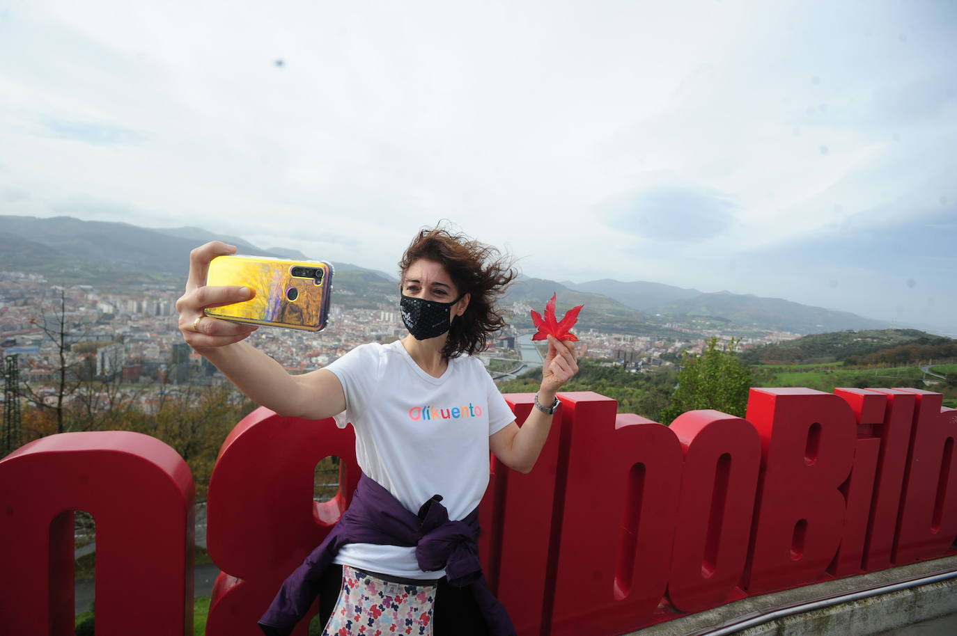 Una joven se saca un selfie en el mirador de Artxanda en la actualidad.