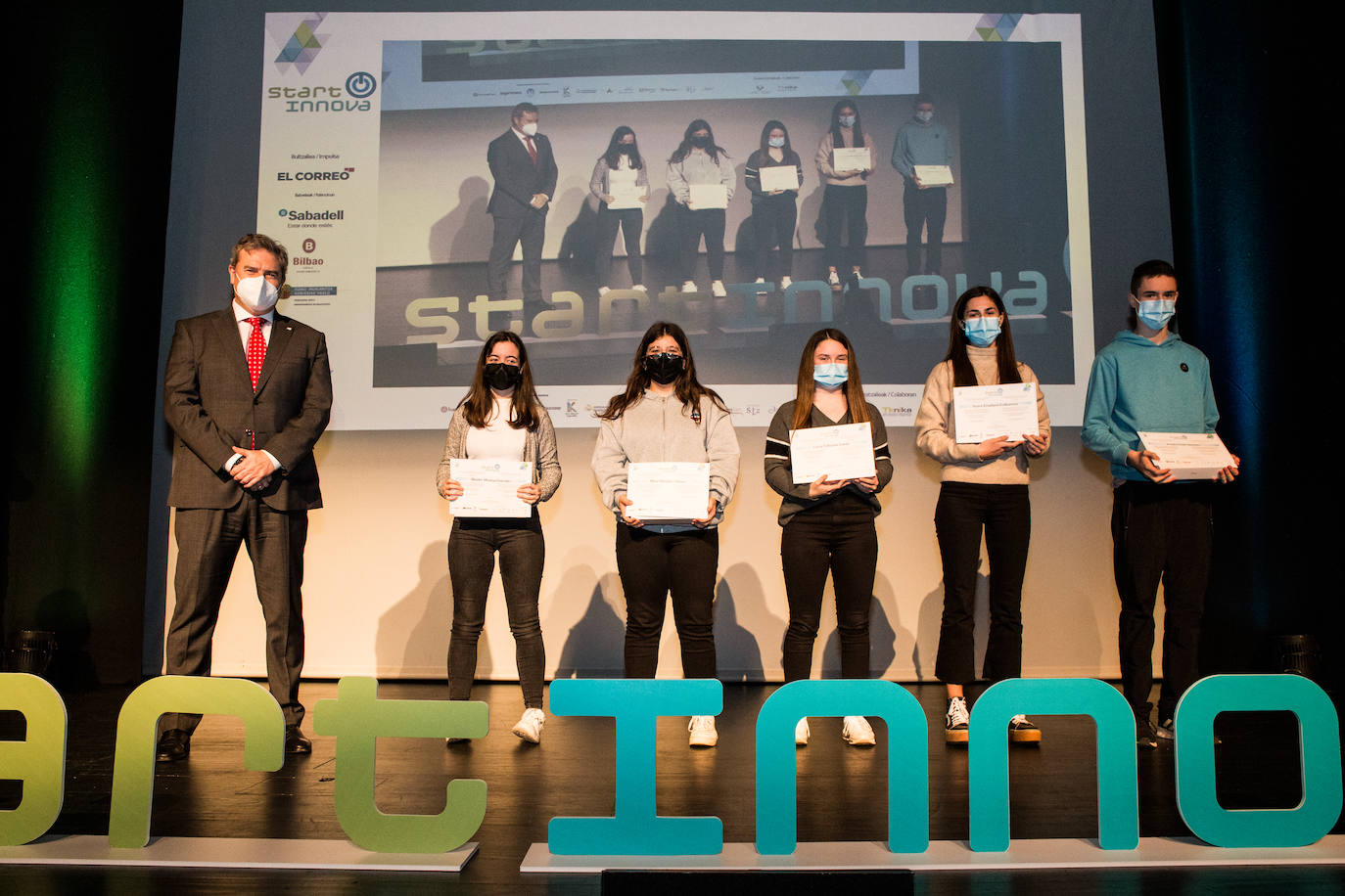 Fotos: STARTInnova entrega los premios a los jóvenes más emprendedores de Bizkaia y Álava