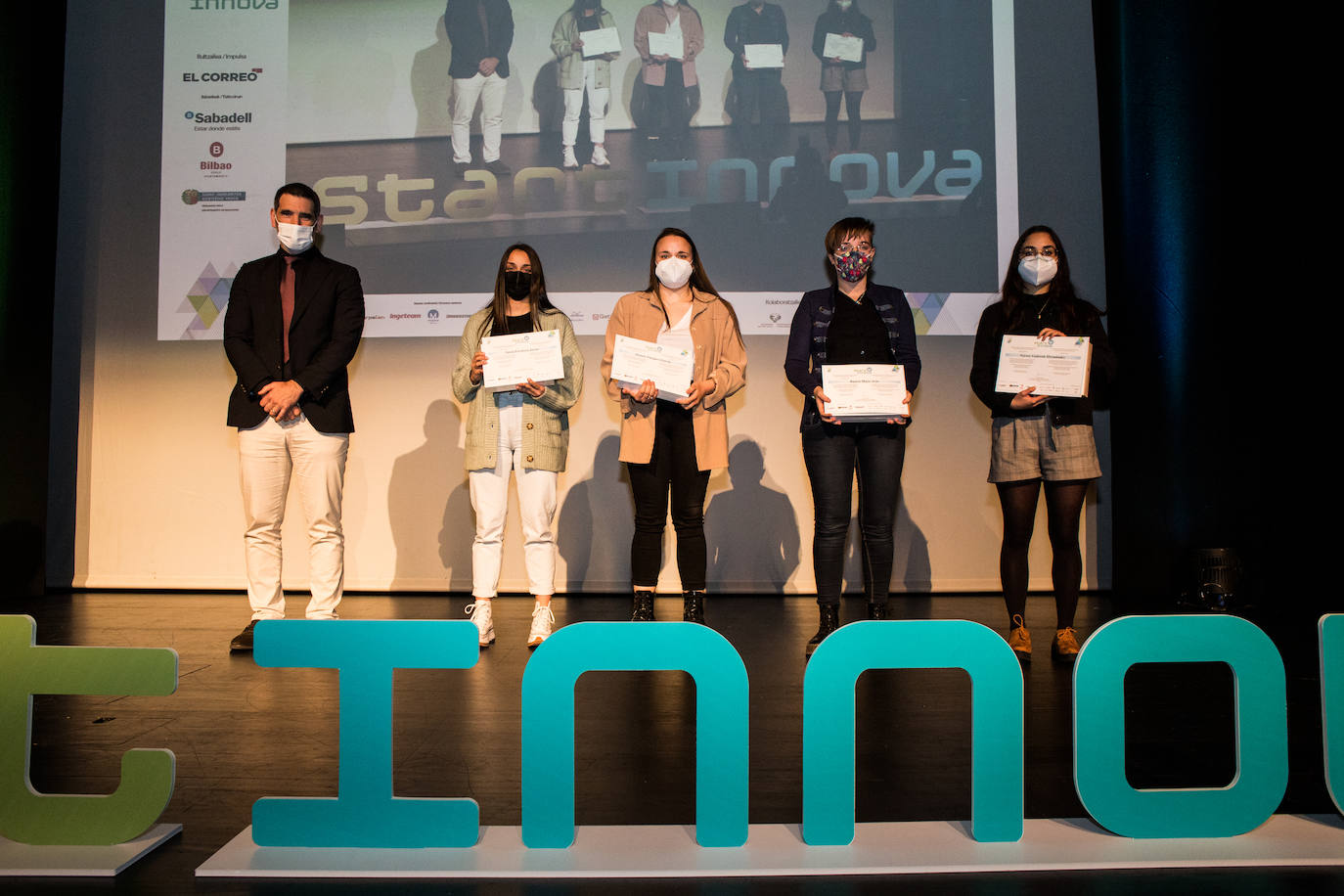 Fotos: STARTInnova entrega los premios a los jóvenes más emprendedores de Bizkaia y Álava