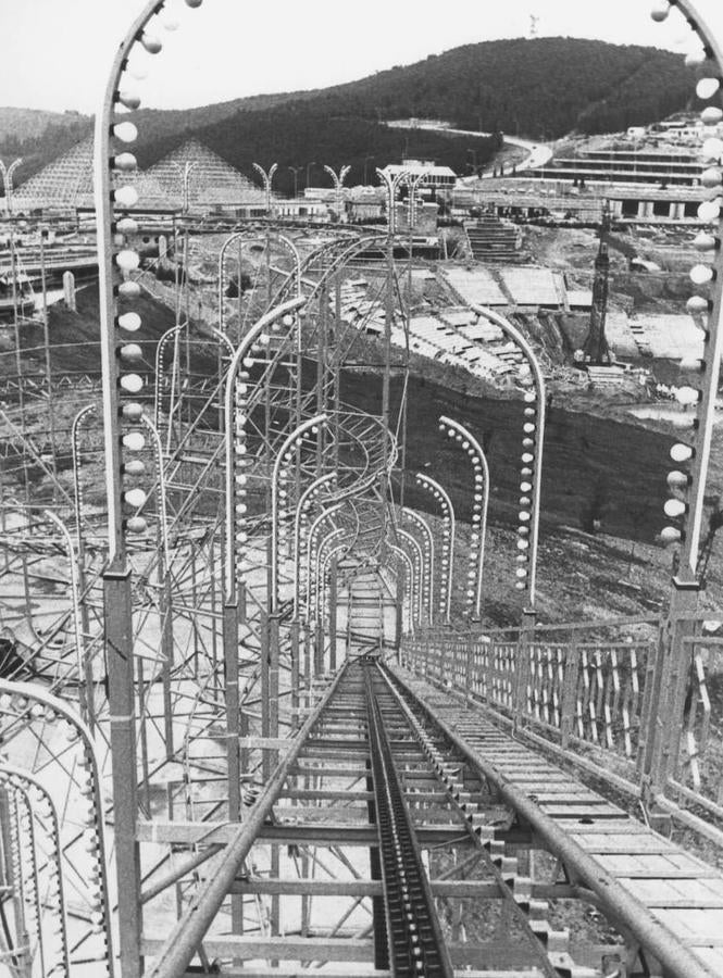 Imagen de la construcción de la montaña rusa del parque de atracciones de Artxanda en 1971.