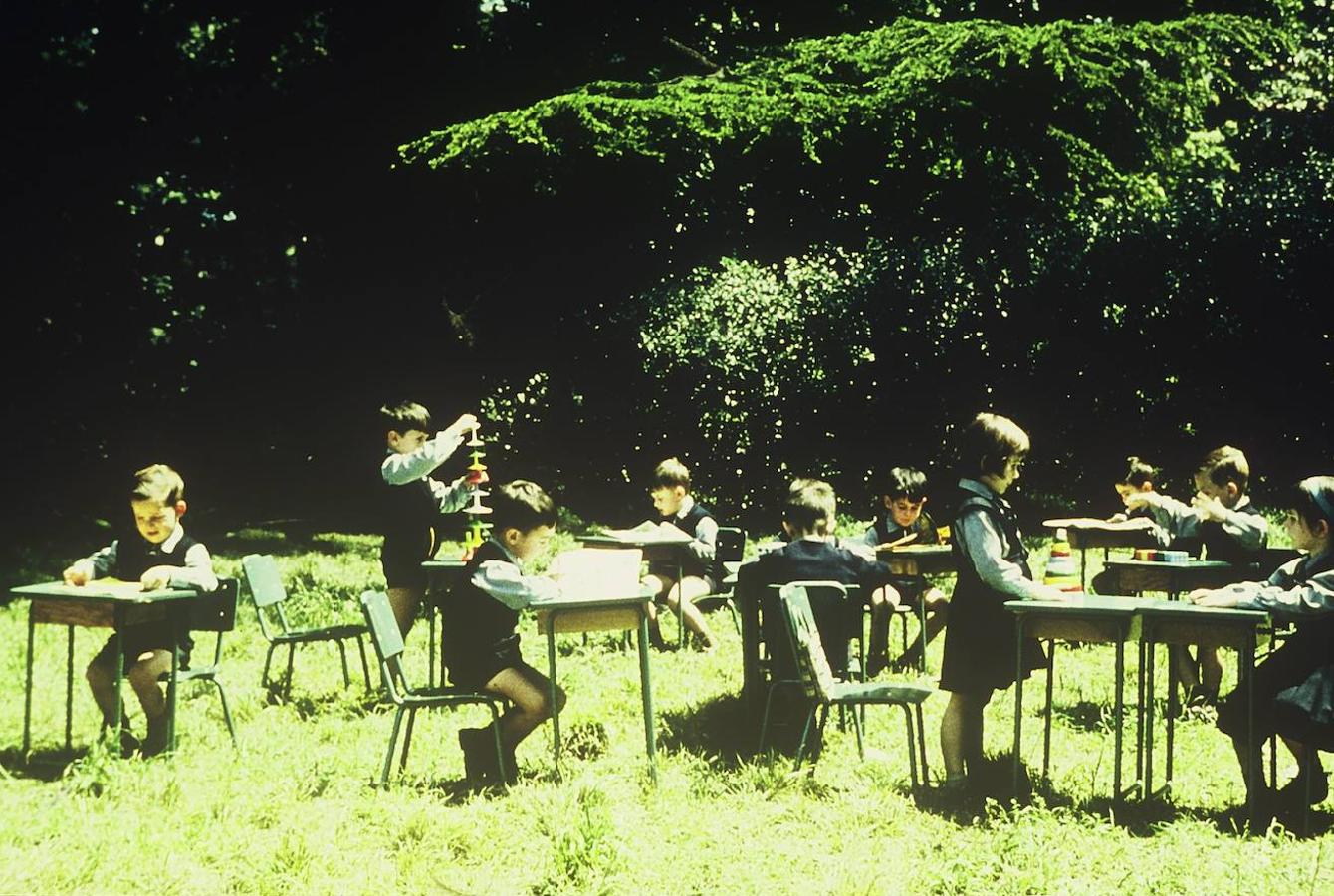 Alumnos del Colegio Hijas de Jesús estudian al aire libre en Artxanda.