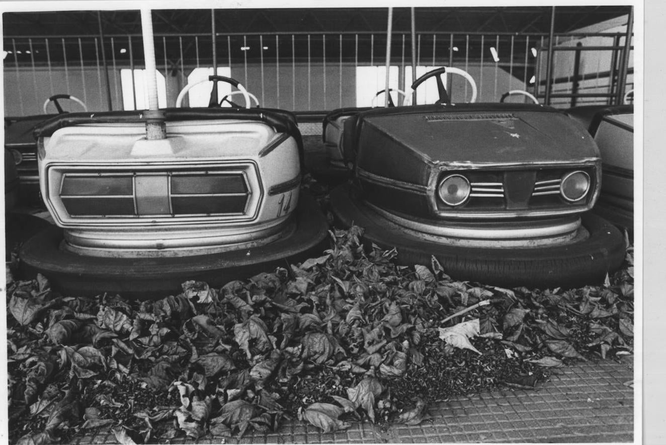 Las hojas y la suciedad se acumulan en las atracciones del parque. 