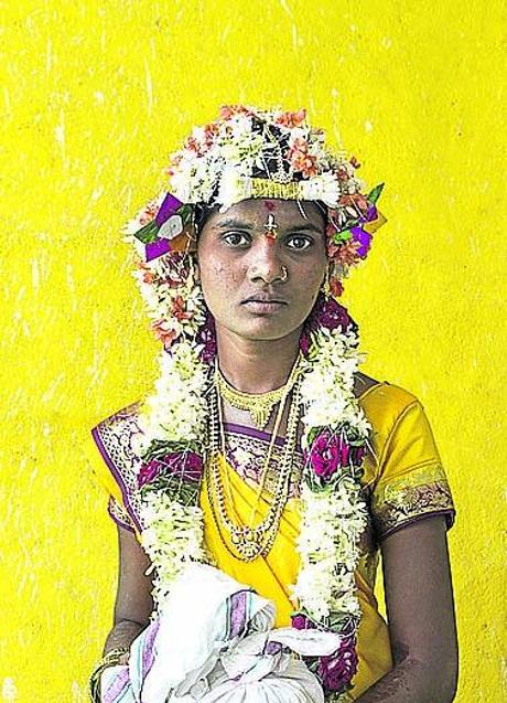 Imagen - En su boda, con una bolsa de arroz.