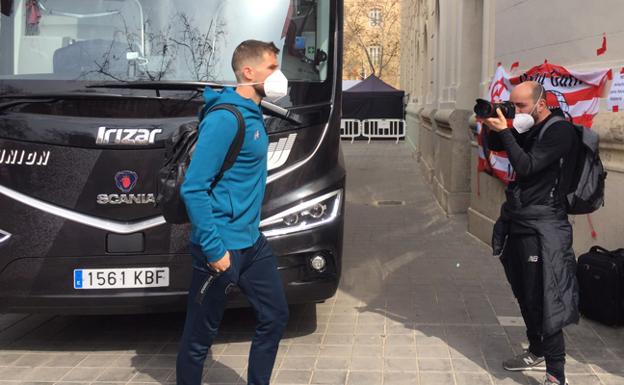 Iñigo Martínez ha viajado junto con el resto de la expedición, aunque no podrá jugar.