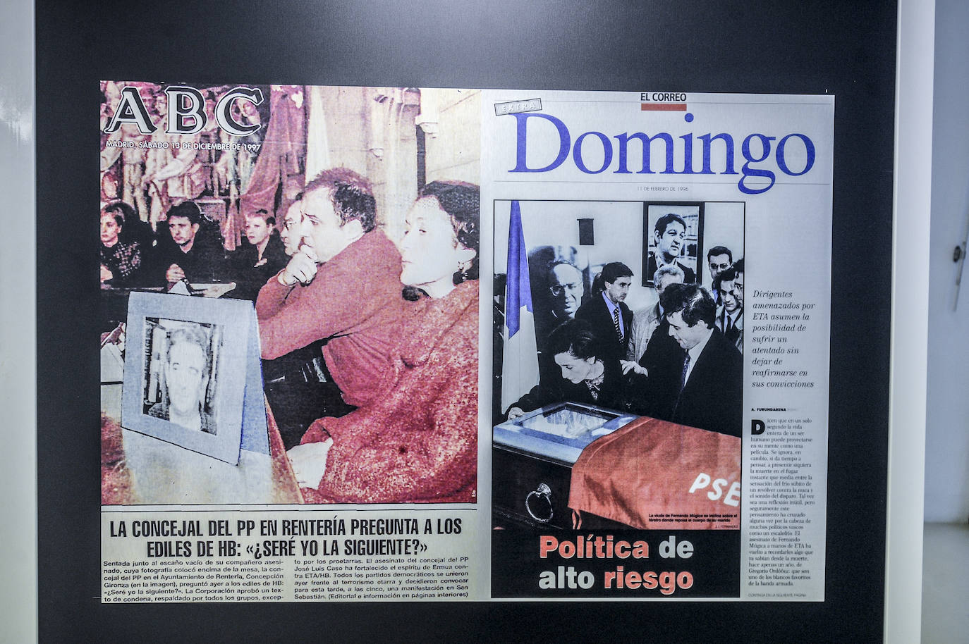 Distintas portadas y noticias que ilustran los paneles, de dos metros de altura, de la exposición.