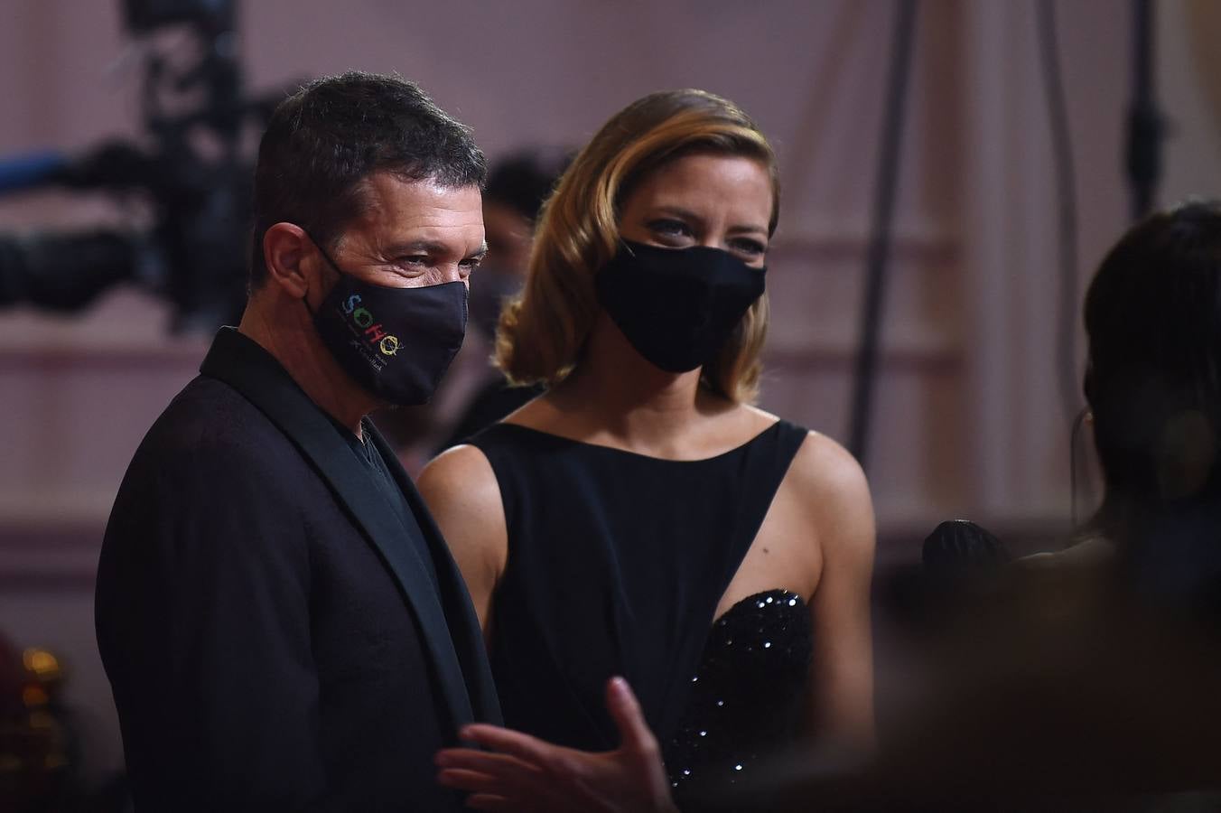 El actor español Antonio Banderas (L) y la periodista española María Casado aparecen en la foto antes de presentar la 35a gala de los Premios del Cine Goya 