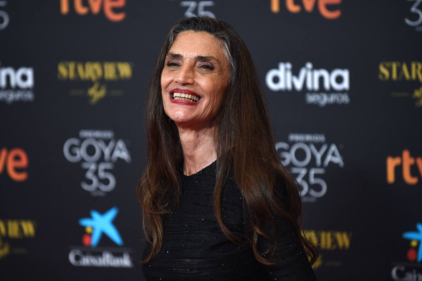 La actriz española Ángela Molina posa en la alfombra roja de la 35a gala de los Premios Goya..