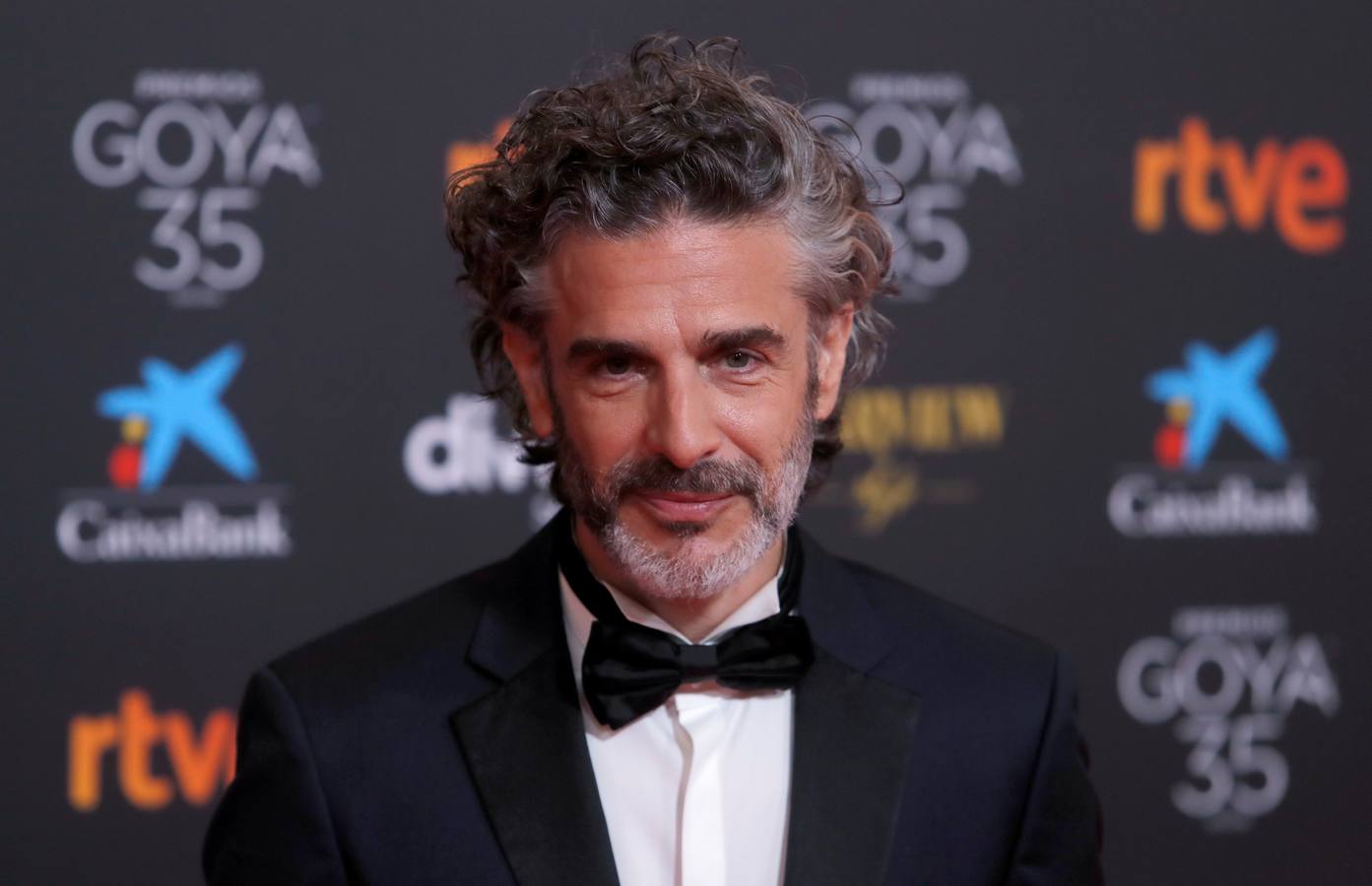 El actor argentino Leonardo Sbaraglia posa en la alfombra roja de la ceremonia de los Premios Goya.