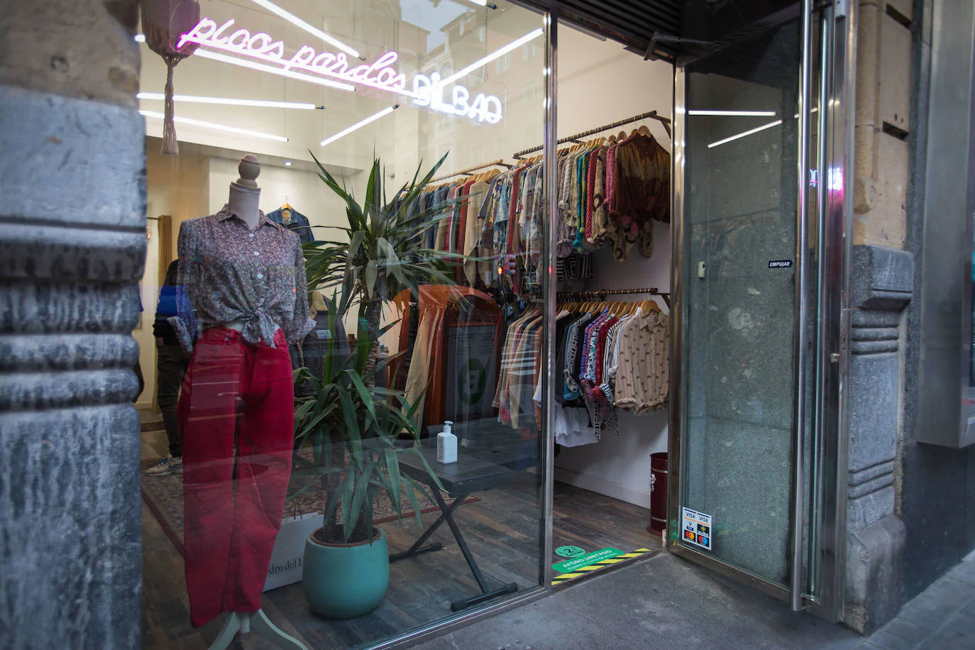 Fotos: tienda 'vintage' ropa de segunda mano que nació en Bilbao plena pandemia | El