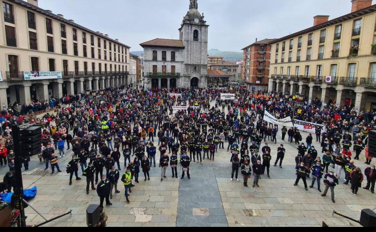 Cerca de tres mil personas llenaron la Herriko Plaza de Llodio en defensa del empleo y la vida dignas. 