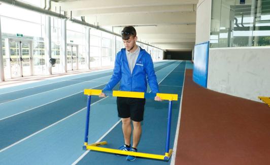 El módulo de atletismo se encuentro bajo la grada del Estadio de Mendizorroza. 