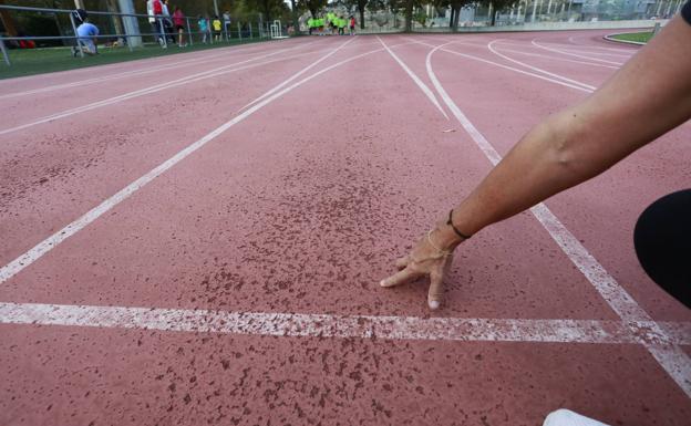 Imagen principal - Algunos de los materiales en mal estado de la pista de atletismo de Mendizorroza. 