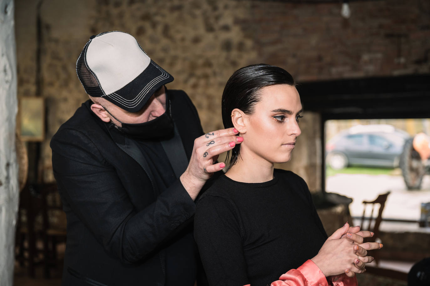 Unai Landa remata el peinado de Jone Laspiur.