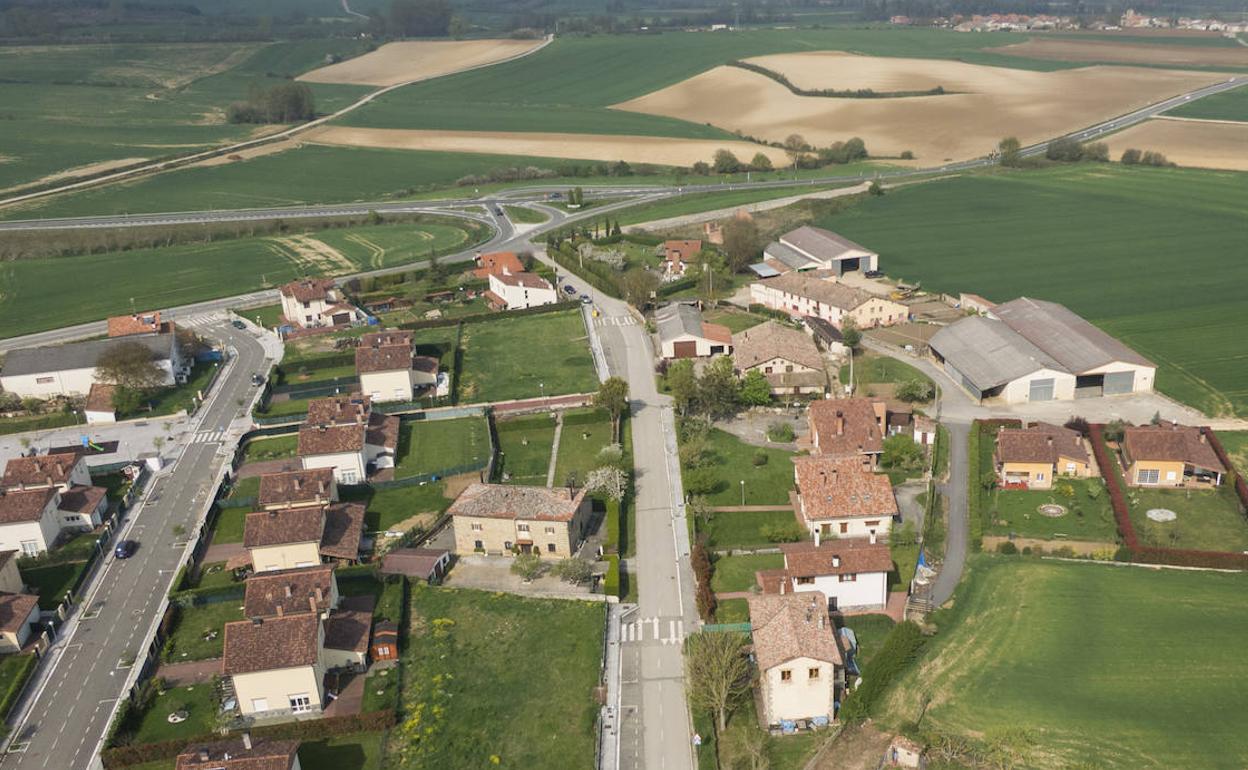 El cruce de Egileta hacia Alegría, al fondo de la imagen. 