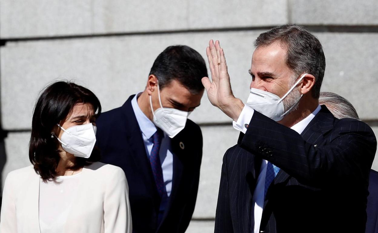 El Rey junto al presidente del Gobierno y la presidenta del Senado en el 40ª aniversario del 23-F. 