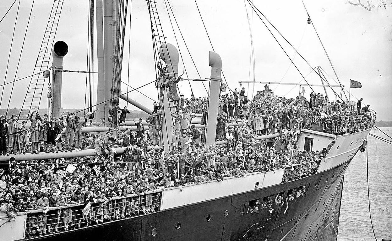 El 'Habana' amarra en Southampton el 23 de mayo de 1937 con la cubierta llena de niños, ante los fotógrafos de prensa ingleses. 