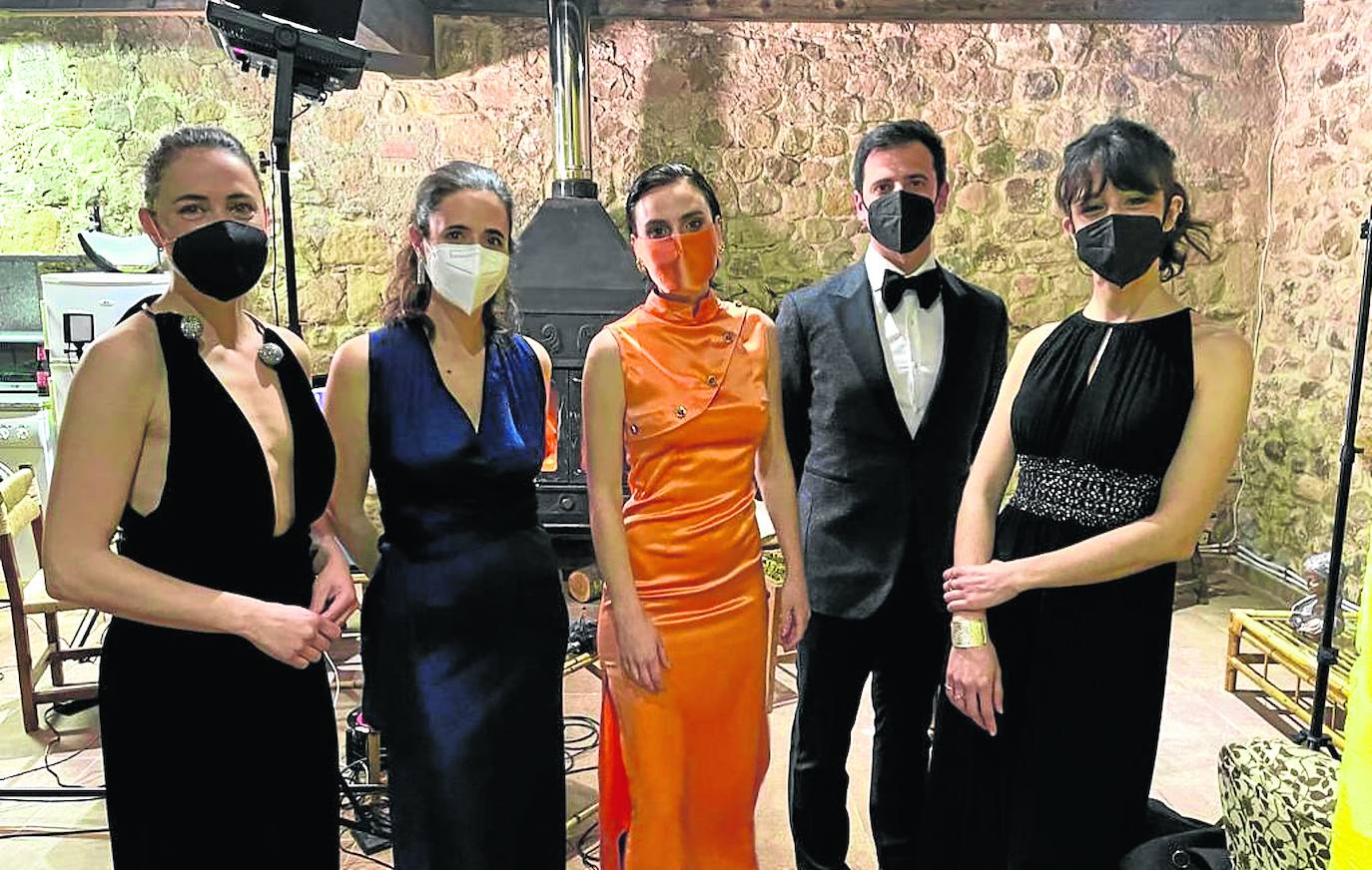 Patricia López Arnaiz (a la izquierda), acompañada por Jone Laspiur, David Pérez Sañudo y parte del equipo de la cinta. 