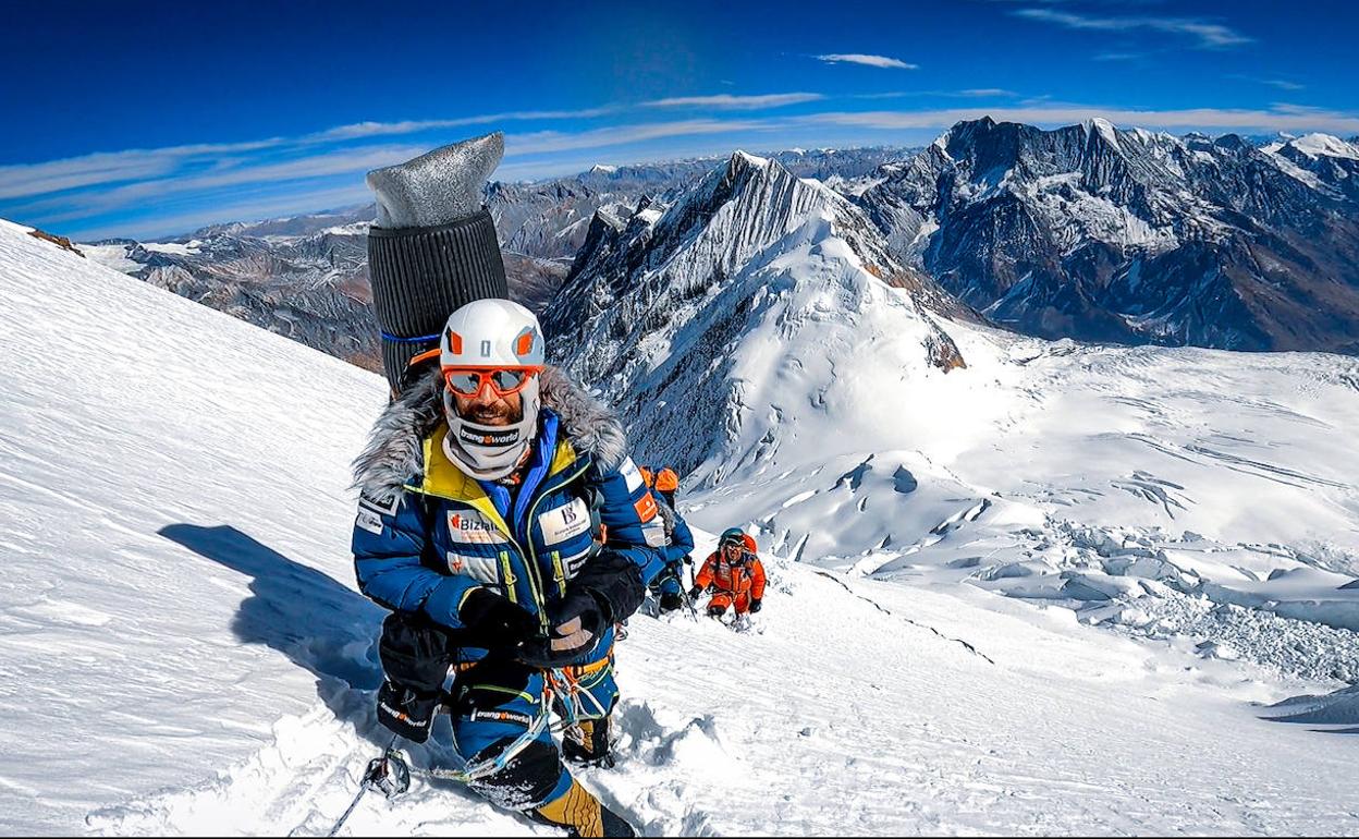 Alex Txikon camino del campo 2 en una de la rotaciones durante la expedición.