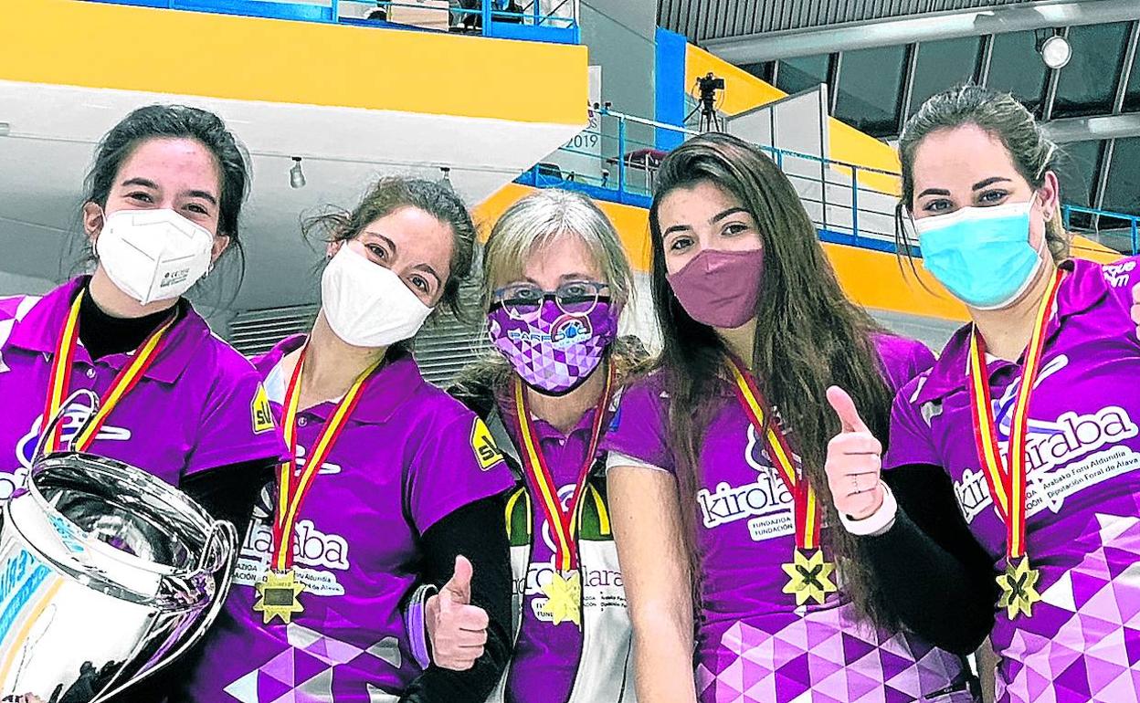 Sorkunde Vez, en el centro, flanqueada por Ana Vázquez, María Fernández, María Gómez e Irantzu García. 