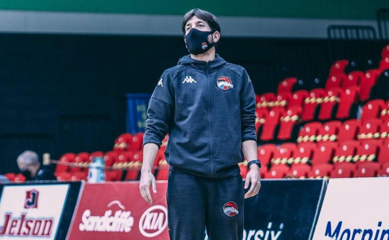 Julen Forniés observa con detenimiento uno de los entrenamientos del conjunto inglés.