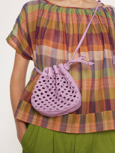 Bolso 'Winnie' lila de la tienda bilbaína Ämma, situada en la Plaza Santiago número 1. Lo puedes encontrar en su establecimiento y en su página web. Cuesta 89 euros.