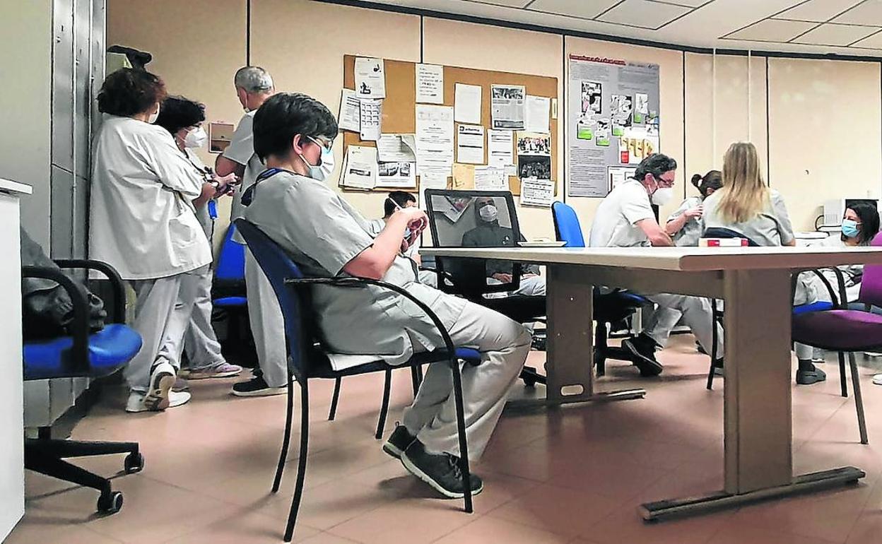 Los celadores siguen compartiendo un espacio «reducido» y «sin ventilación», según esta fotografía del pasado sábado. 