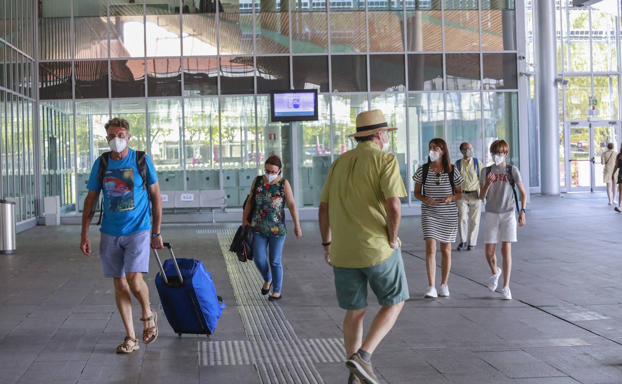 Viajeros en la estación de autobuses de Vitoria.