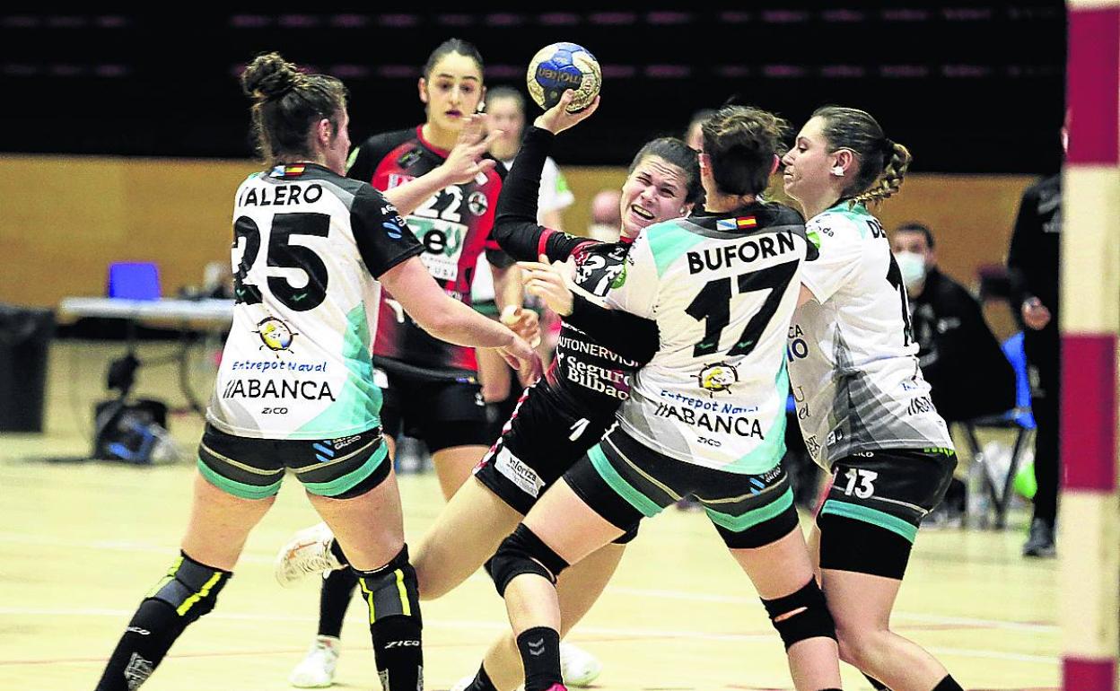 Una jugadora del ZEV Zuazo intenta lanzar a portería ante la férrea defensa del Guardés. 